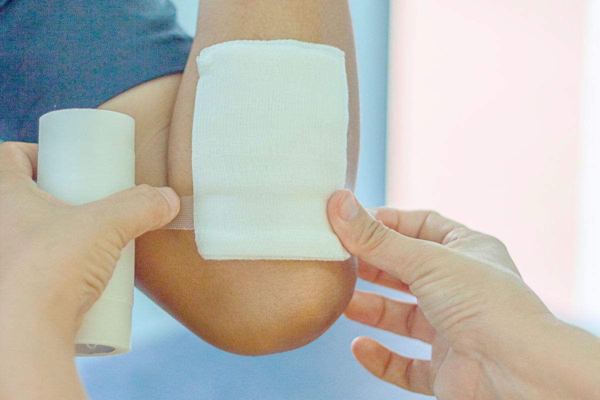 antimicrobial dressings (1) The caregiver uses an antimicrobial dressing for wound healing.