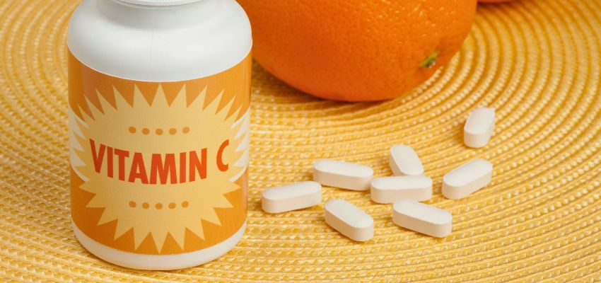 vitamin c for wound healing (4) A bottle of vitamin C tablets next to an orange.